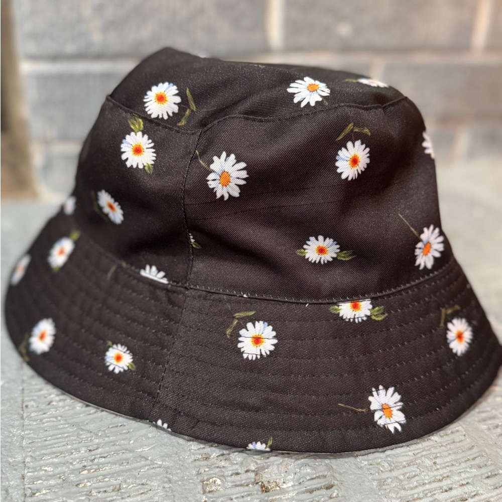 Alice + Olivia Black White Daisy Floral Print Hat